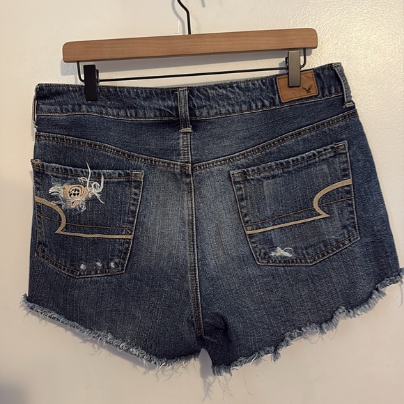 American Eagle Distressed Hi-Rise Festive Denim Shorts with Ivory Lace 12 - Picture 7 of 12